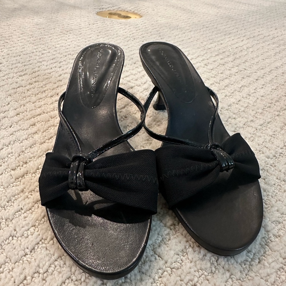 Donald Pliner kitten heel sandal AUTOGRAPHED
